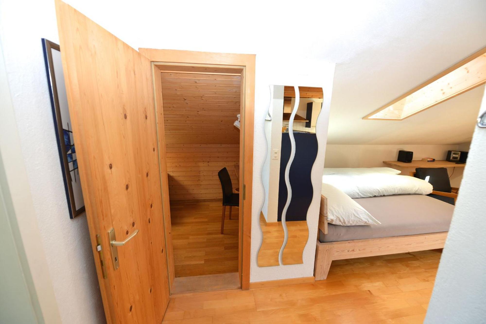 Stilvolle Dachwohnung Fuer 4 Im Thermenort Vals Kamer foto