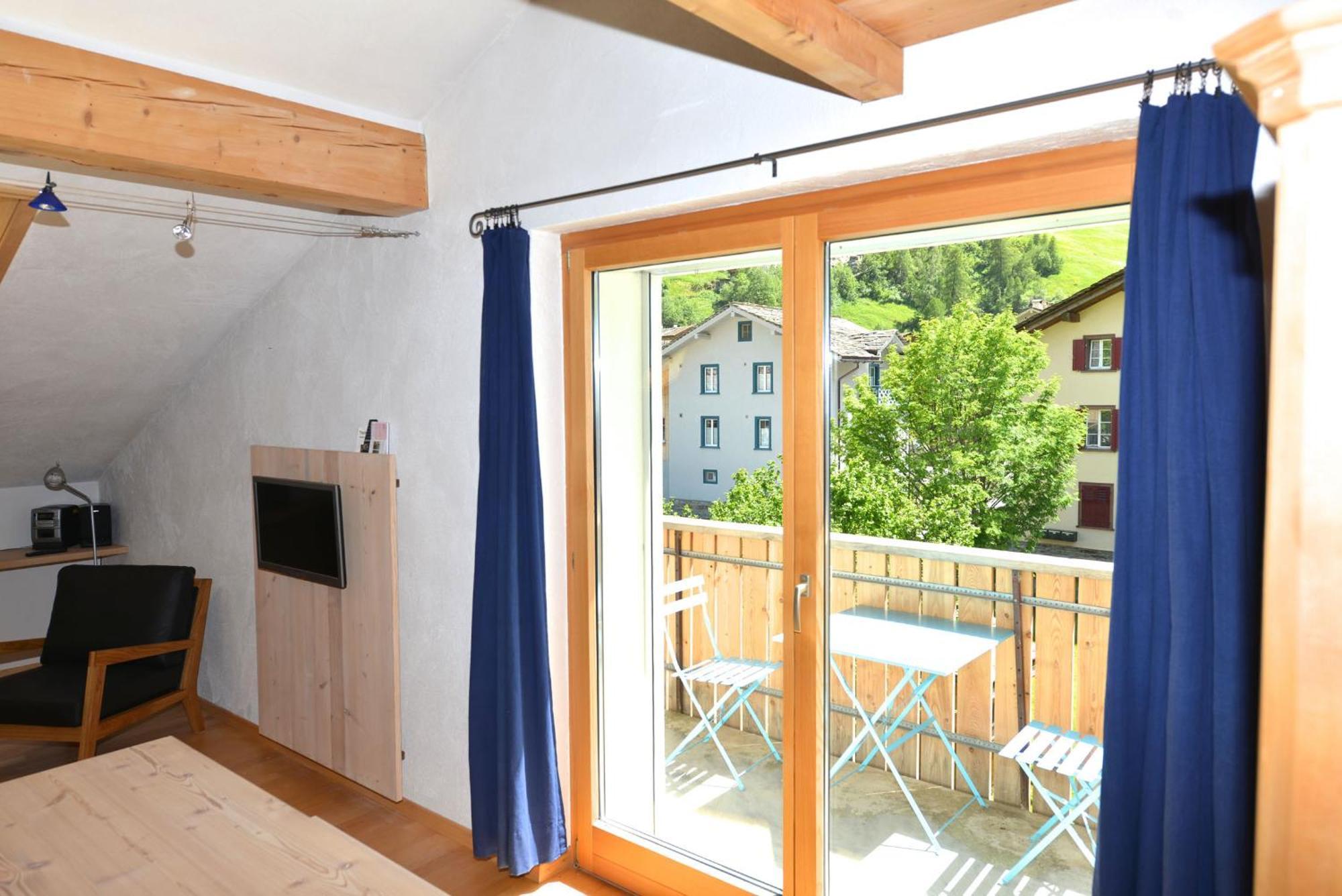 Stilvolle Dachwohnung Fuer 4 Im Thermenort Vals Kamer foto