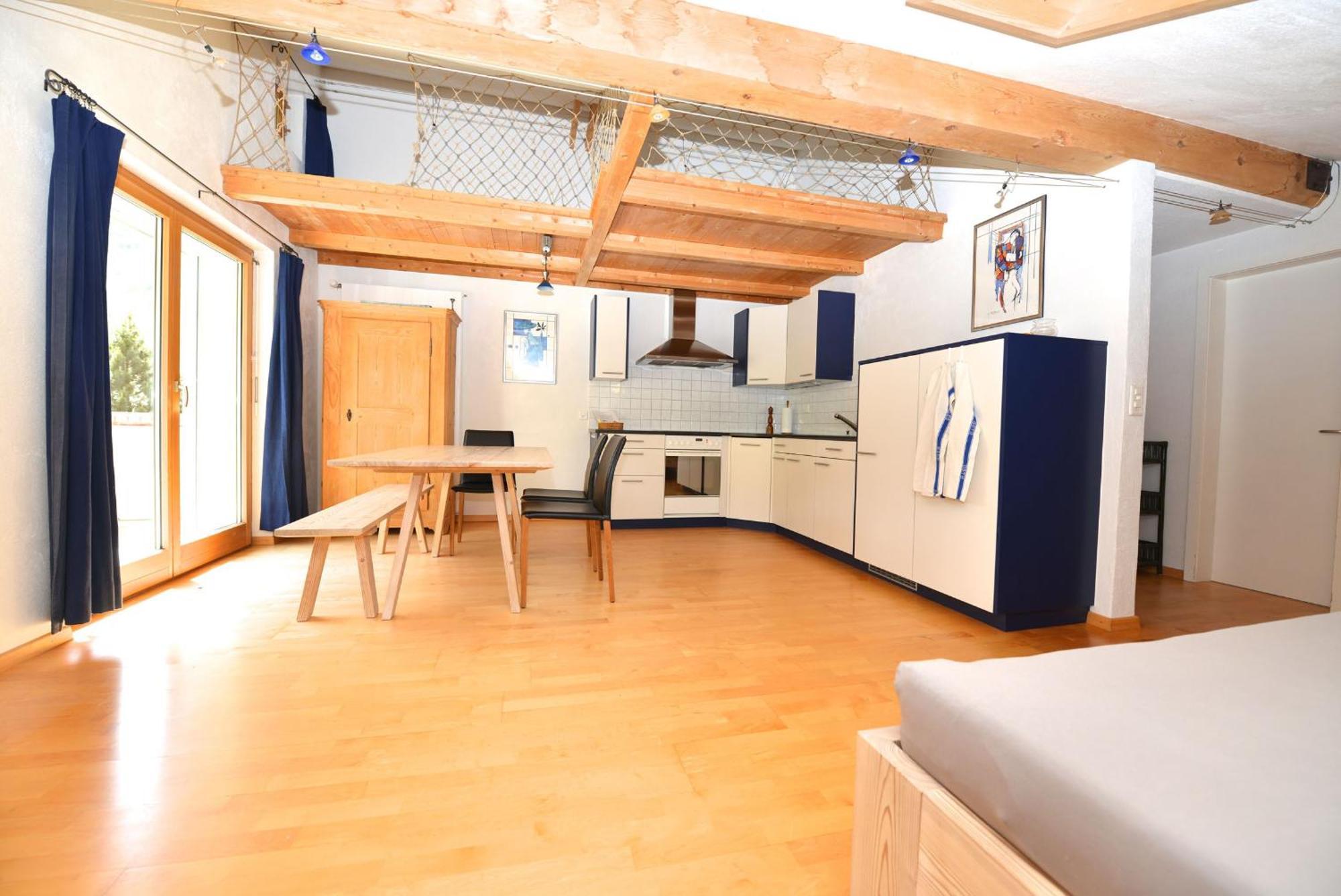 Stilvolle Dachwohnung Fuer 4 Im Thermenort Vals Kamer foto