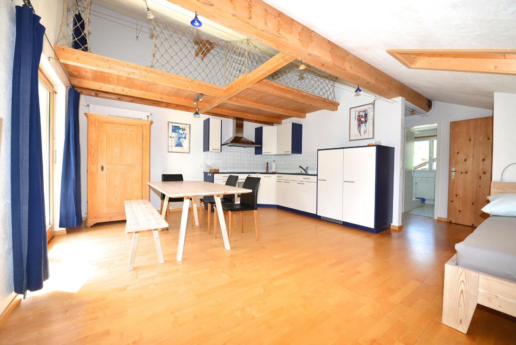 Stilvolle Dachwohnung Fuer 4 Im Thermenort Vals Kamer foto